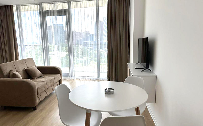 აპრილი, ბათუმში აპარტამენტი 2 სტუმარზე ზღვის ხედით, აივნით და სამზარეულოთი