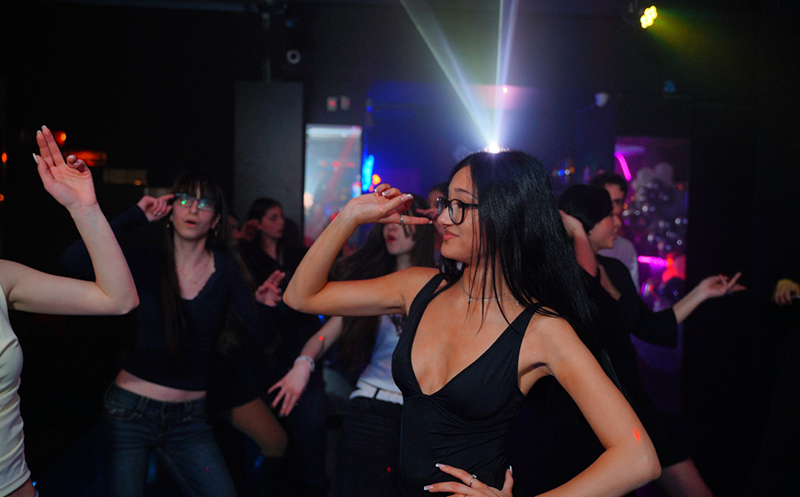 10 - 30 სტუმარზე კერძები, სასმელი, DJ, კარაოკე,