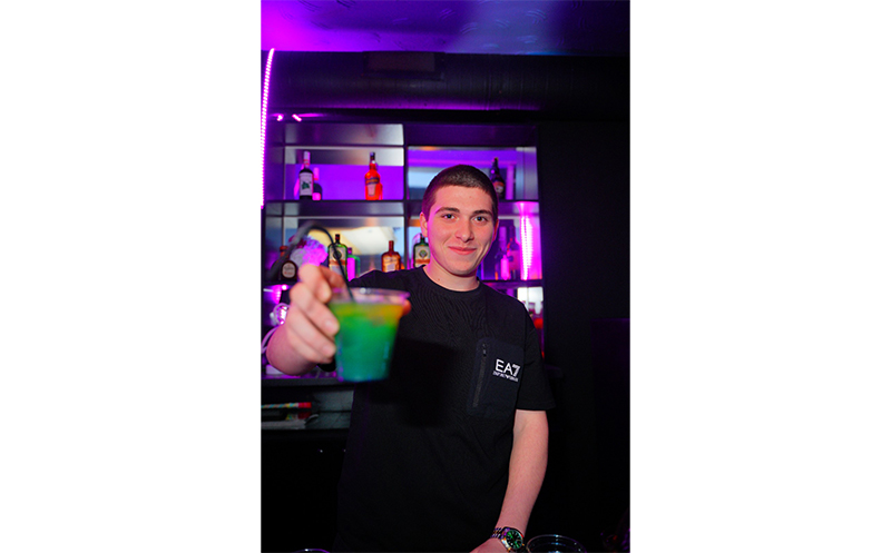 დახურული თინეიჯერული წვეულება 15, 20 ან 25 სტუმარზე, დიჯეი, კარაოკე და საჩუქრები