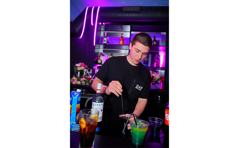 დახურული თინეიჯერული წვეულება 15, 20 ან 25 სტუმარზე, დიჯეი, კარაოკე და საჩუქრები