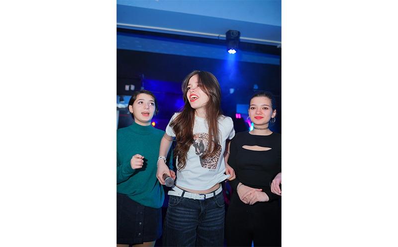 დახურული თინეიჯერული წვეულება 15, 20 ან 25 სტუმარზე, დიჯეი, კარაოკე და საჩუქრები