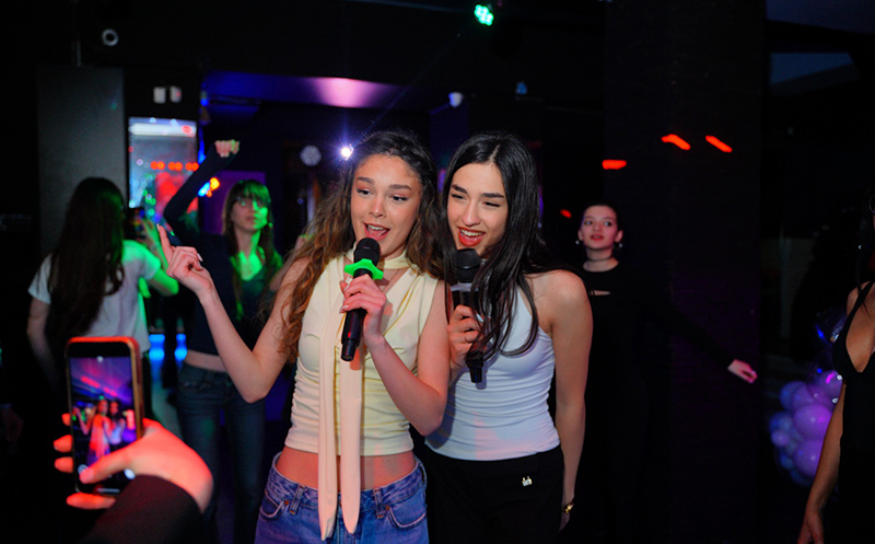 დახურული თინეიჯერული წვეულება 15, 20 ან 25 სტუმარზე, დიჯეი, კარაოკე და საჩუქრები