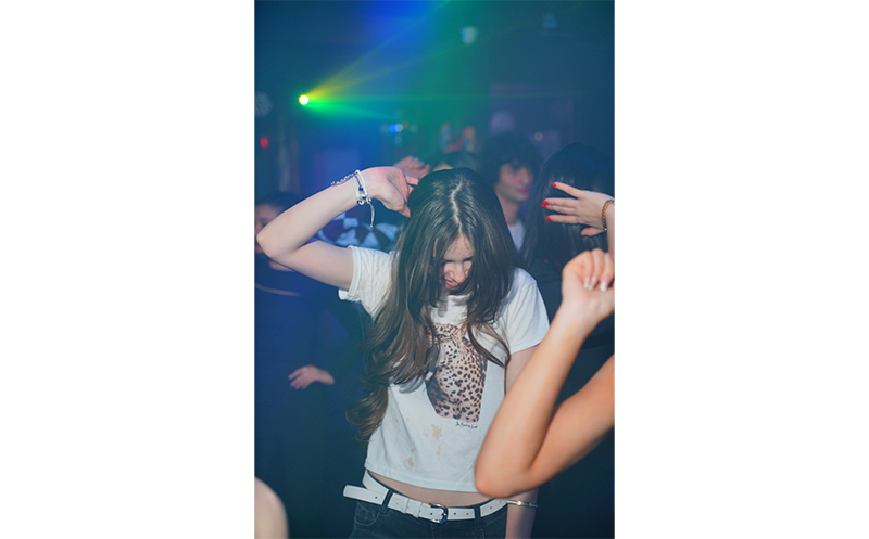 დახურული თინეიჯერული წვეულება 15, 20 ან 25 სტუმარზე, დიჯეი, კარაოკე და საჩუქრები