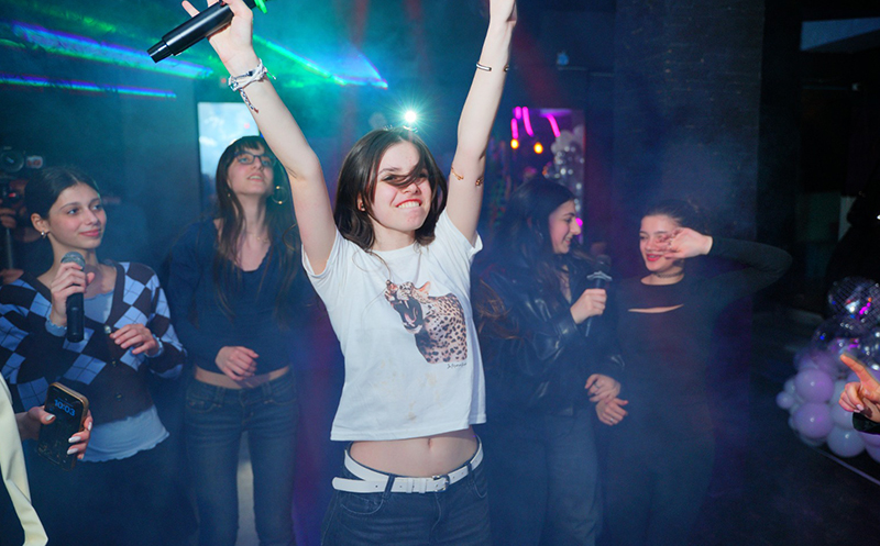 დახურული თინეიჯერული წვეულება 15, 20 ან 25 სტუმარზე, დიჯეი, კარაოკე და საჩუქრები