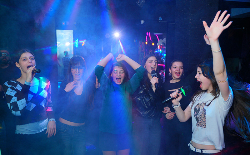 დახურული თინეიჯერული წვეულება 15, 20 ან 25 სტუმარზე, დიჯეი, კარაოკე და საჩუქრები