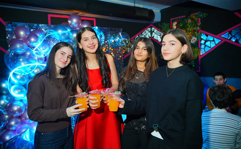 დახურული თინეიჯერული წვეულება 15, 20 ან 25 სტუმარზე, დიჯეი, კარაოკე და საჩუქრები