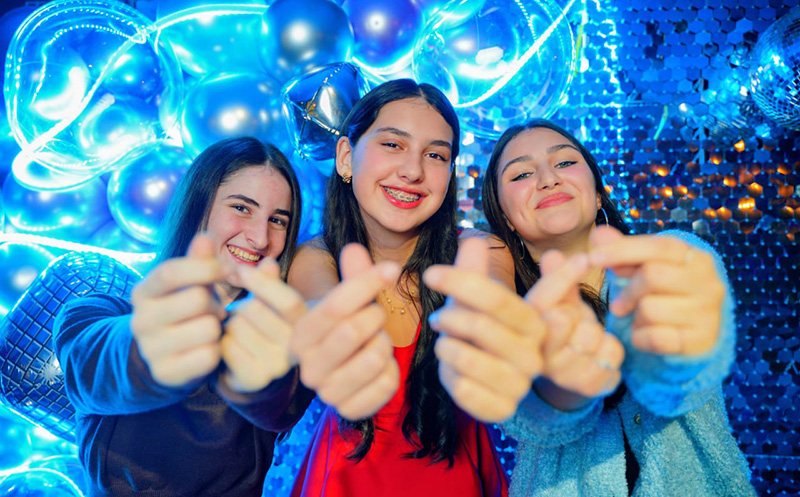 დახურული თინეიჯერული წვეულება 15, 20 ან 25 სტუმარზე, დიჯეი, კარაოკე და საჩუქრები