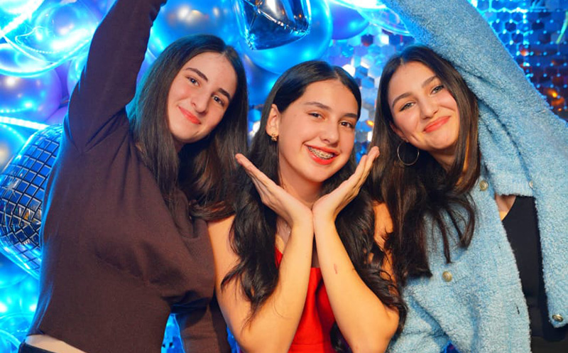 დახურული თინეიჯერული წვეულება 15, 20 ან 25 სტუმარზე, დიჯეი, კარაოკე და საჩუქრები