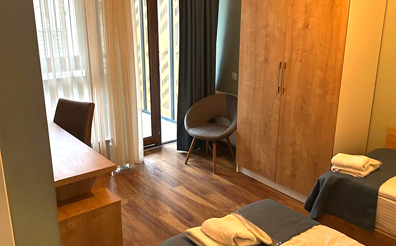 თბილისში, ნომრები 2-3 სტუმარზე საუზმით