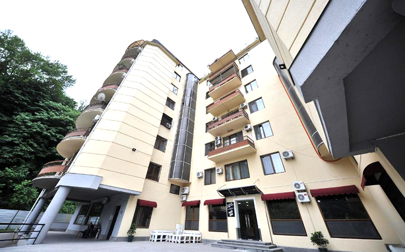 თბილისში, ნომრები 2-3 სტუმარზე საუზმით