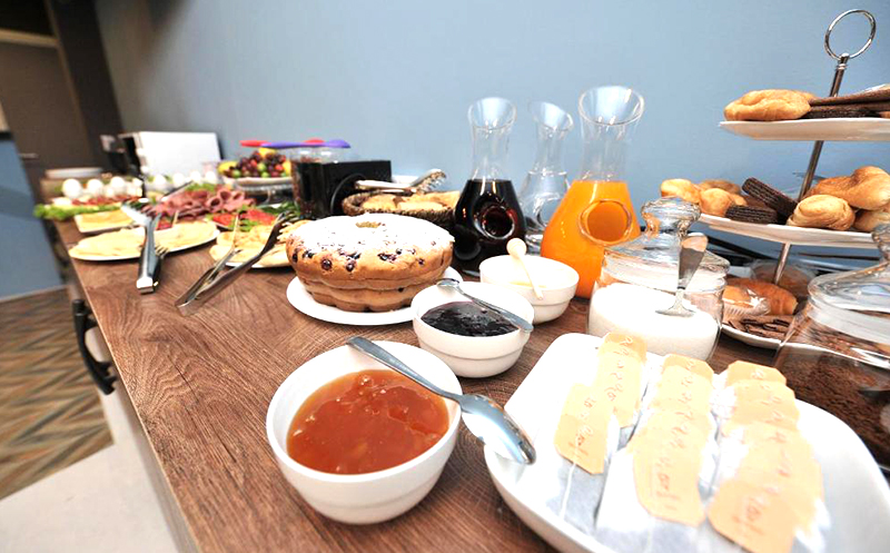 თბილისში, ნომრები 2-3 სტუმარზე საუზმით