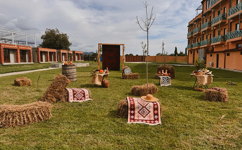 კახეთში ნომერი 2 სტუმარზე საუზმით, ღვინის ტურით და დეგუსტაციით