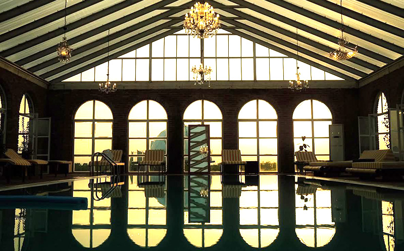 ვარციხეში, გლემფინგი 2 სტუმარზე საუზმით და დახურული აუზით