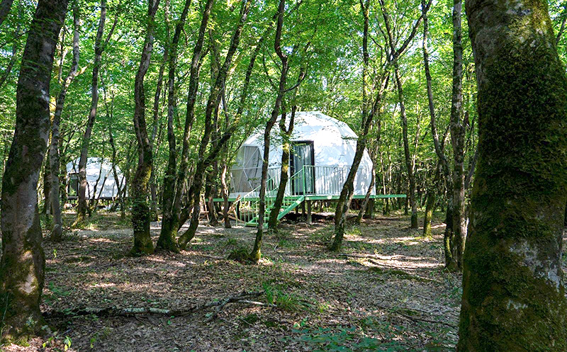 ვარციხეში, გლემფინგი 2 სტუმარზე საუზმით და დახურული აუზით