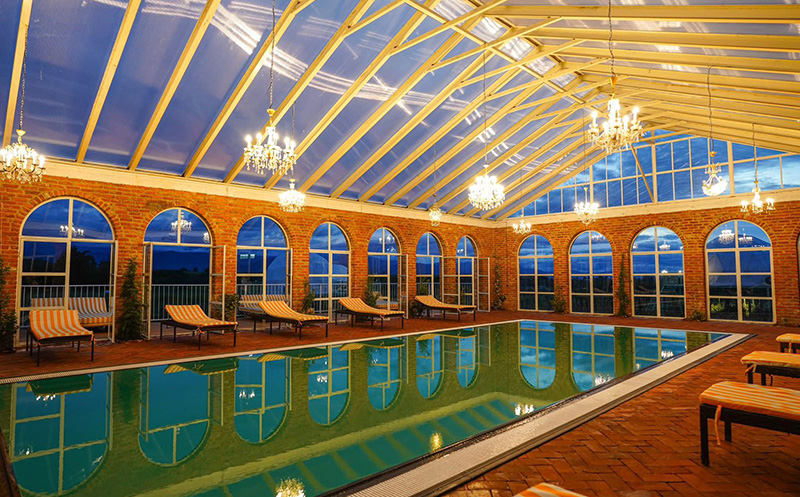 ვარციხეში, ქვის ორსართულიანი სახლი 4 სტუმარზე, საუზმით და დახურული აუზით