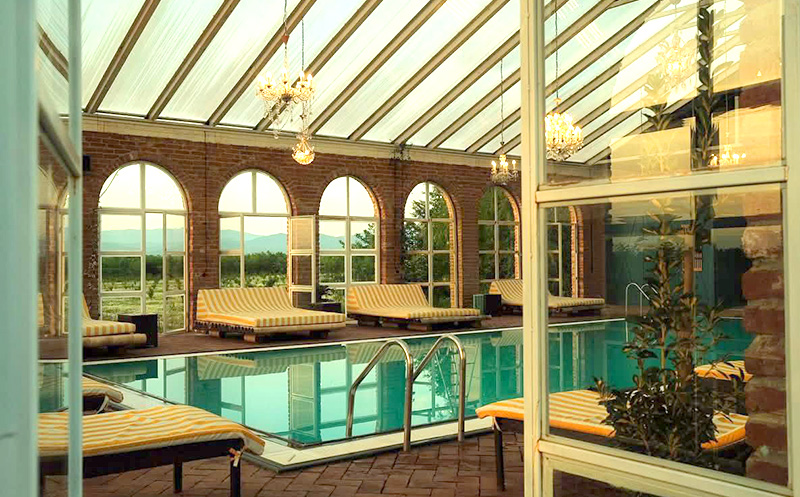 ვარციხეში, ქვის ორსართულიანი სახლი 4 სტუმარზე, საუზმით და დახურული აუზით