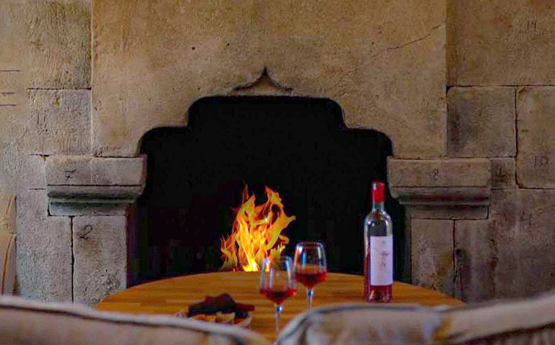 ვარციხეში, ქვის ორსართულიანი სახლი 4 სტუმარზე, საუზმით და დახურული აუზით