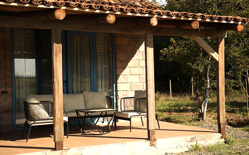 ვარციხეში, ქვის ორსართულიანი სახლი 4 სტუმარზე, საუზმით და დახურული აუზით