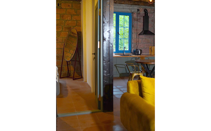 ვარციხეში, ქვის ორსართულიანი სახლი 4 სტუმარზე, საუზმით და დახურული აუზით