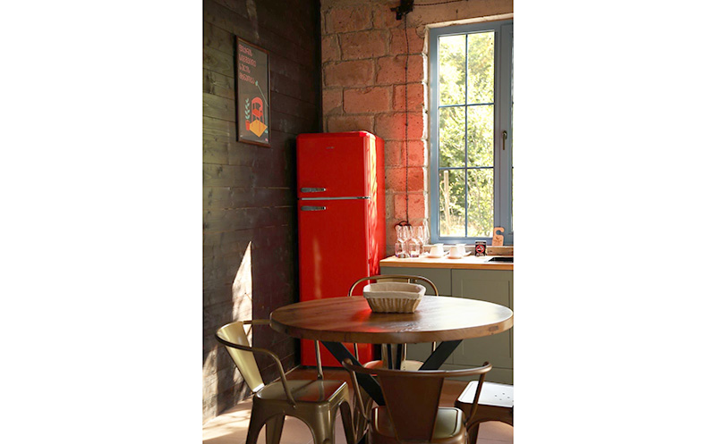 ვარციხეში, ქვის ორსართულიანი სახლი 4 სტუმარზე, საუზმით და დახურული აუზით