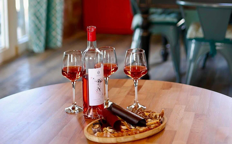 ვარციხეში, ქვის ორსართულიანი სახლი 4 სტუმარზე, საუზმით და დახურული აუზით