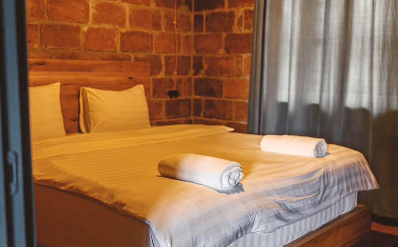 ვარციხეში, ქვის ორსართულიანი სახლი 4 სტუმარზე, საუზმით და დახურული აუზით