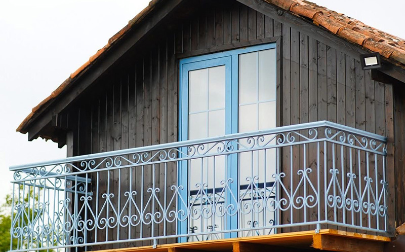 ვარციხეში, ქვის ორსართულიანი სახლი 4 სტუმარზე, საუზმით და დახურული აუზით