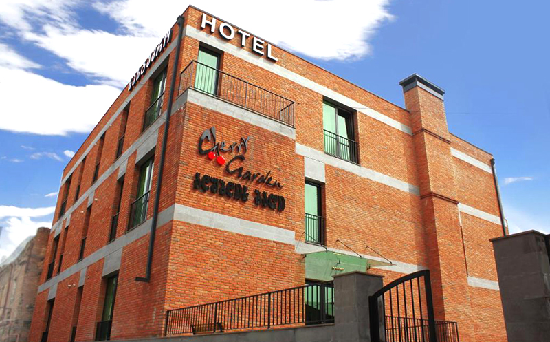 თბილისში, ნომერი 2 სტუმარზე33333333