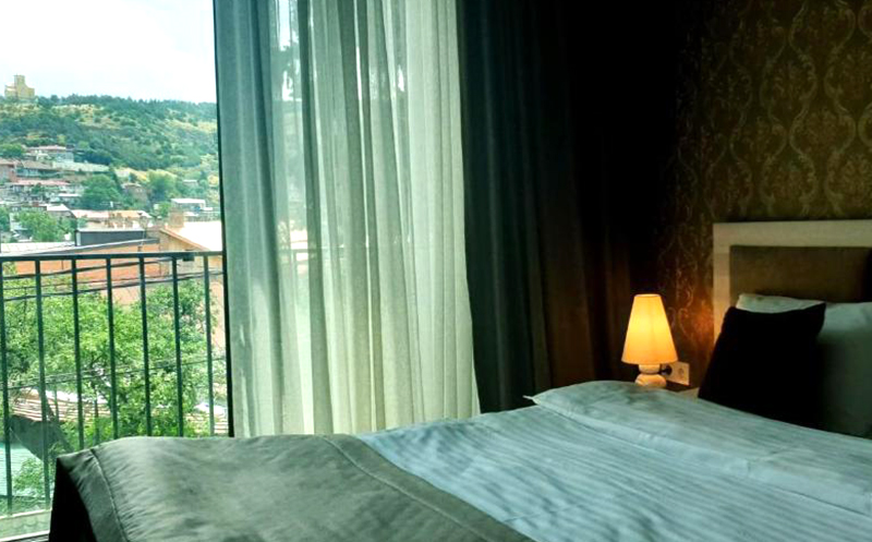 თბილისში, ნომერი 2 სტუმარზე33333333