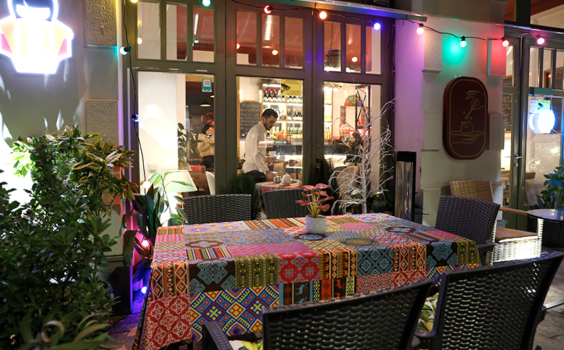 4 სტუმარზე აჯიკის წვნიანის და სასმლის შეთავაზება