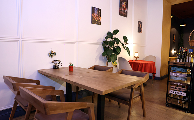 4 სტუმარზე აჯიკის წვნიანის და სასმლის შეთავაზება