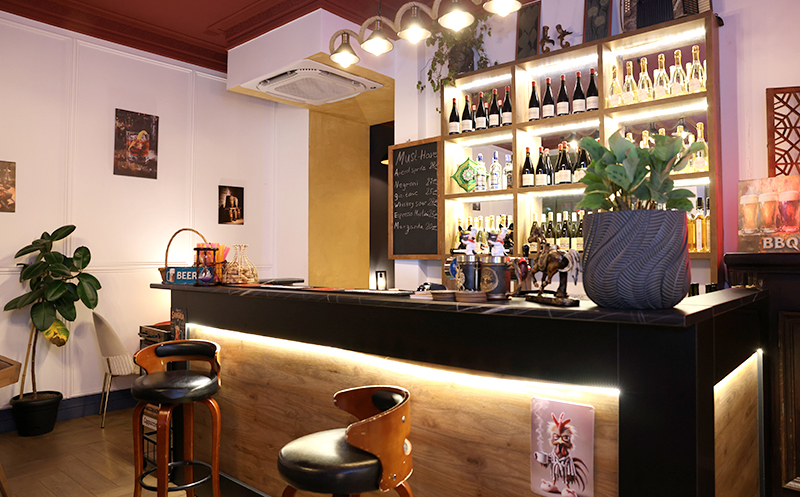 4 სტუმარზე აჯიკის წვნიანის და სასმლის შეთავაზება