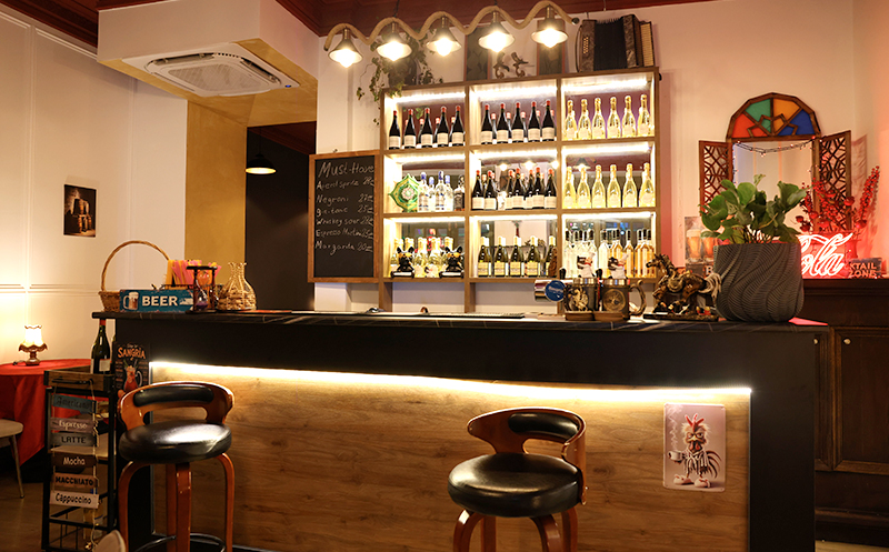 4 სტუმარზე აჯიკის წვნიანის და სასმლის შეთავაზება