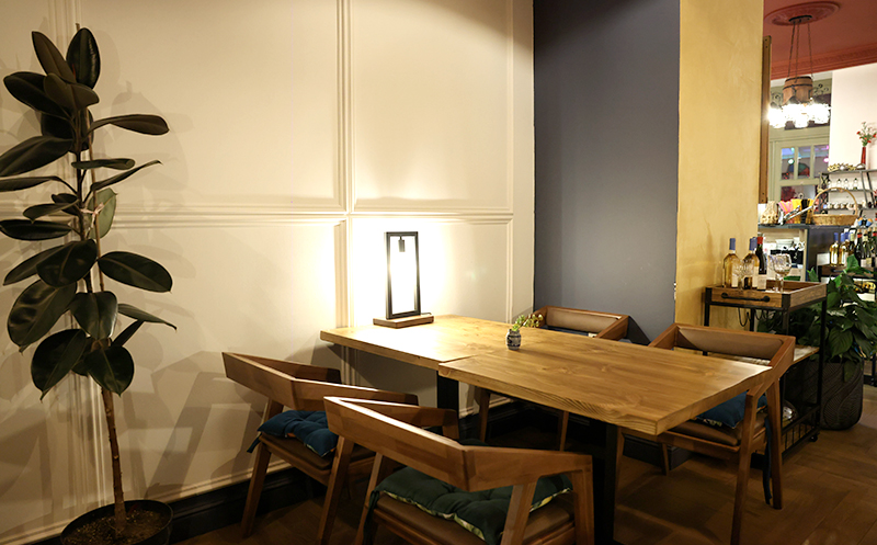 4 სტუმარზე აჯიკის წვნიანის და სასმლის შეთავაზება