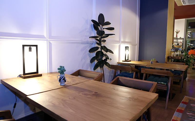 4 სტუმარზე აჯიკის წვნიანის და სასმლის შეთავაზება