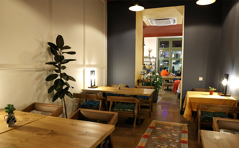 4 სტუმარზე აჯიკის წვნიანის და სასმლის შეთავაზება