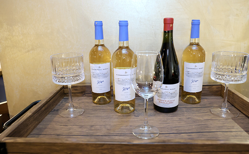 4 სტუმარზე აჯიკის წვნიანის და სასმლის შეთავაზება