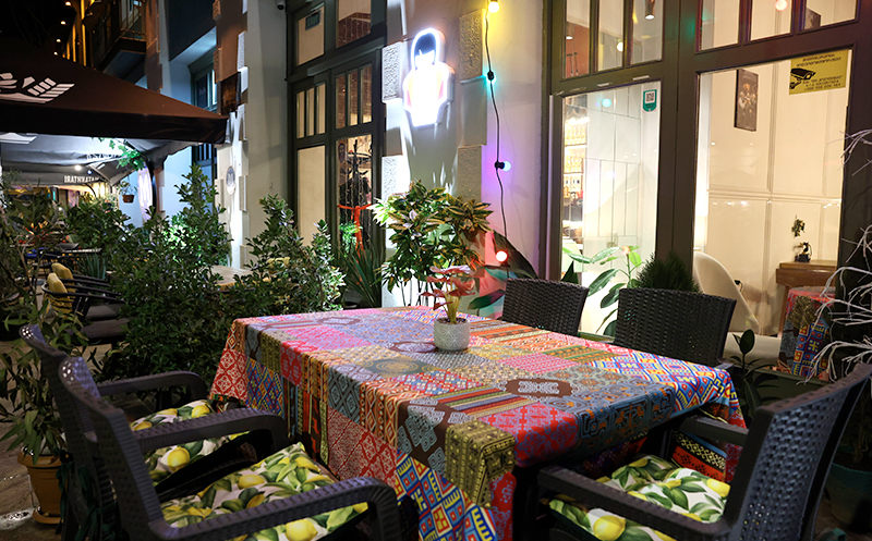 4 სტუმარზე აჯიკის წვნიანის და სასმლის შეთავაზება