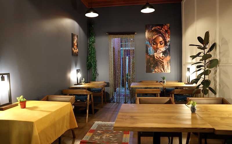 4 სტუმარზე აჯიკის წვნიანის და სასმლის შეთავაზება