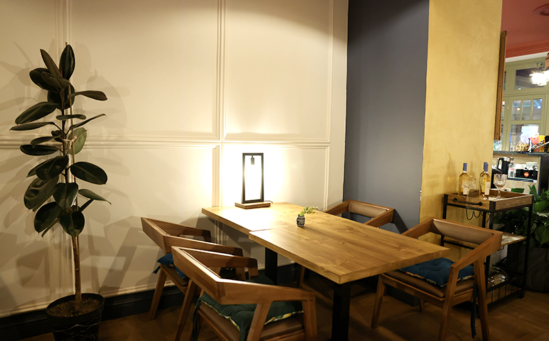 4 სტუმარზე აჯიკის წვნიანის და სასმლის შეთავაზება