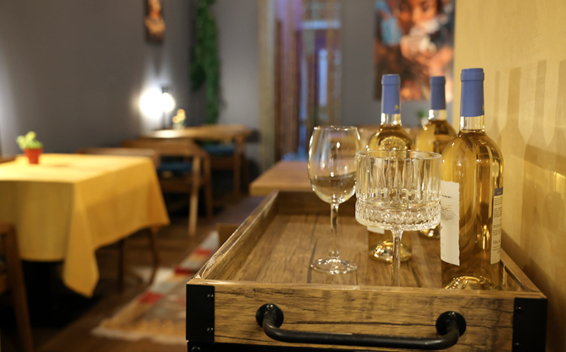 4 სტუმარზე აჯიკის წვნიანის და სასმლის შეთავაზება