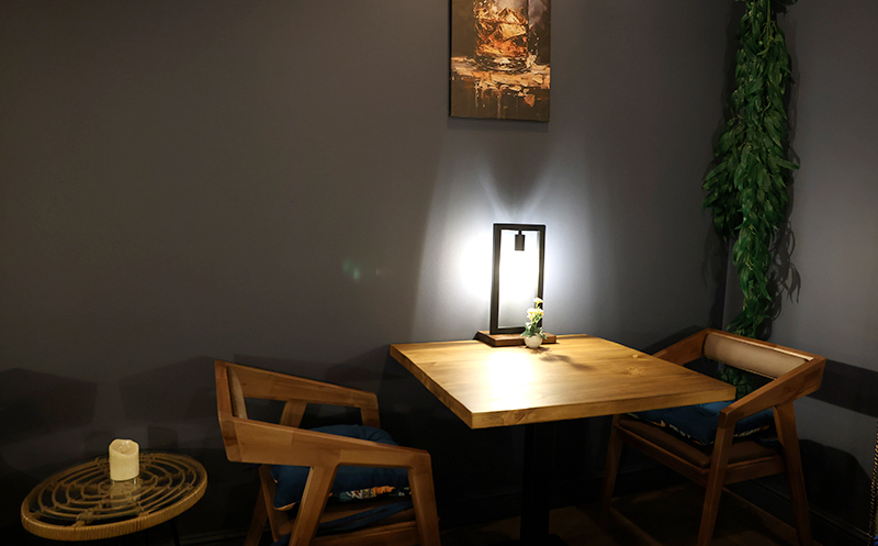 4 სტუმარზე აჯიკის წვნიანის და სასმლის შეთავაზება