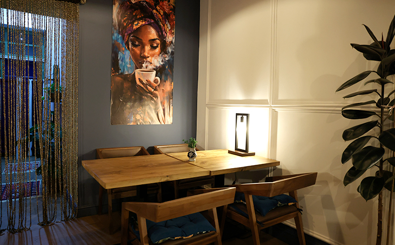 4 სტუმარზე აჯიკის წვნიანის და სასმლის შეთავაზება