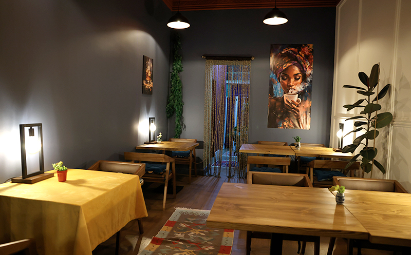 4 სტუმარზე აჯიკის წვნიანის და სასმლის შეთავაზება