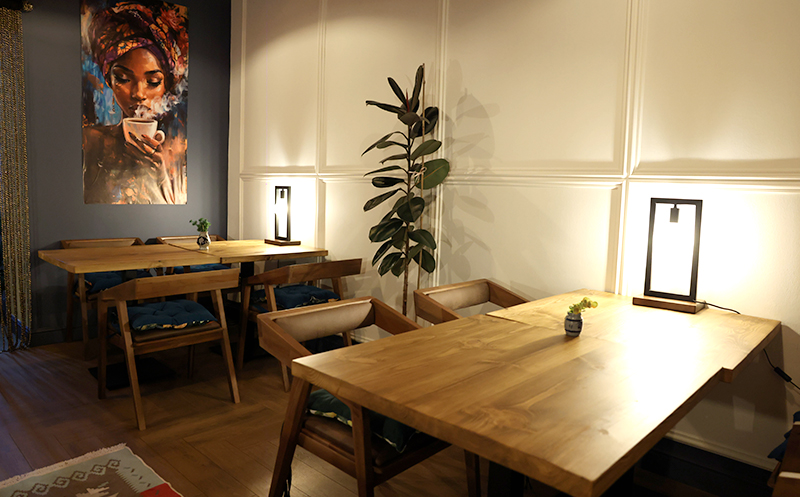 4 სტუმარზე აჯიკის წვნიანის და სასმლის შეთავაზება