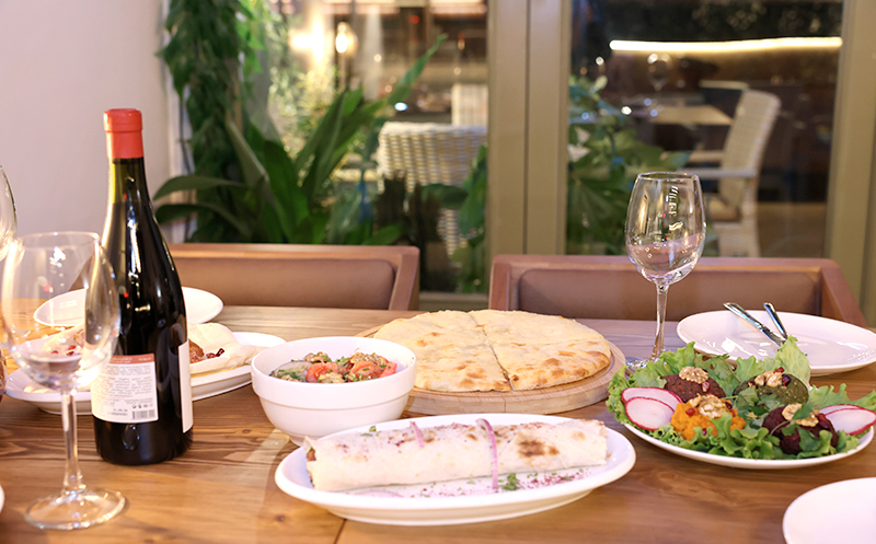 4 სტუმარზე აჯიკის წვნიანის და სასმლის შეთავაზება