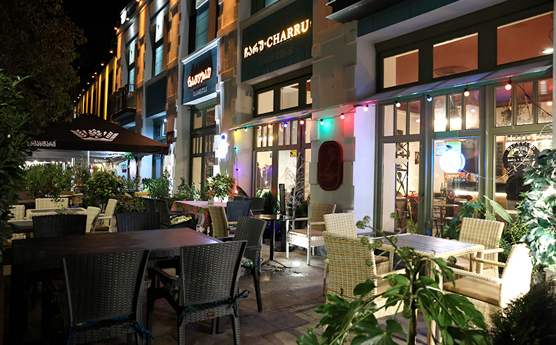 4 სტუმარზე აჯიკის წვნიანის და სასმლის შეთავაზება