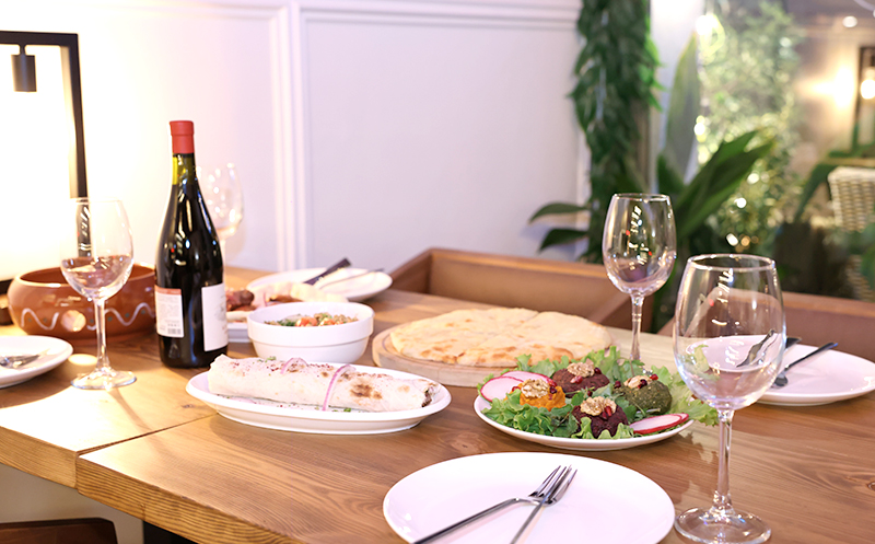 4 სტუმარზე აჯიკის წვნიანის და სასმლის შეთავაზება