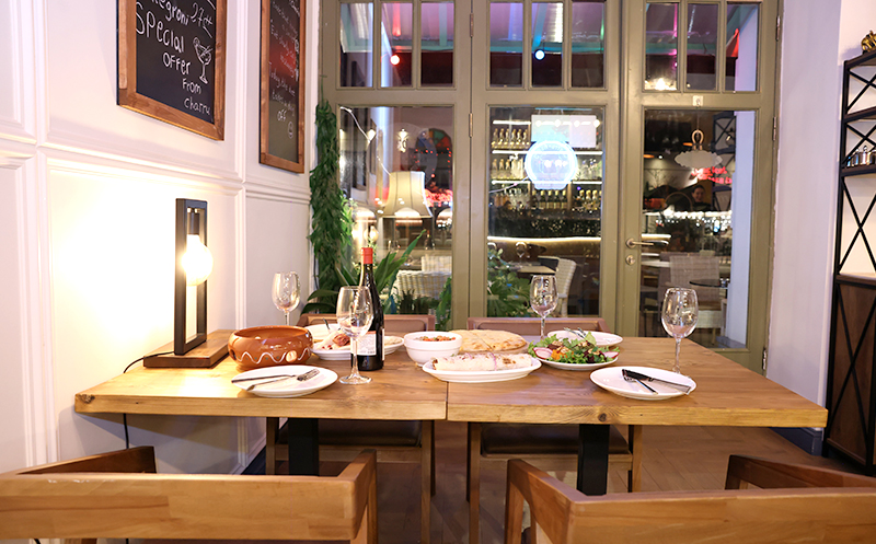 4 სტუმარზე აჯიკის წვნიანის და სასმლის შეთავაზება