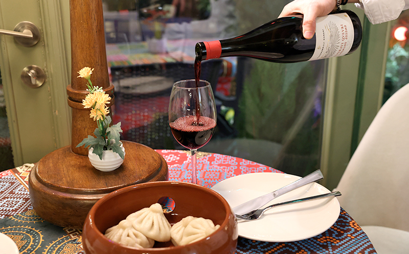 4 სტუმარზე აჯიკის წვნიანის და სასმლის შეთავაზება